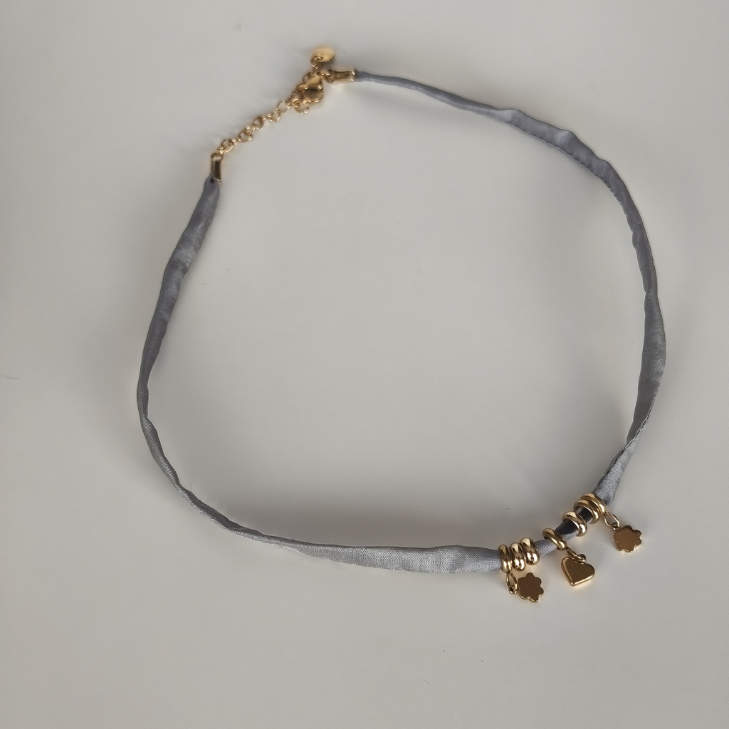 Collar Cinta de Seda Azul Grisáceo Corazón (Dorado)