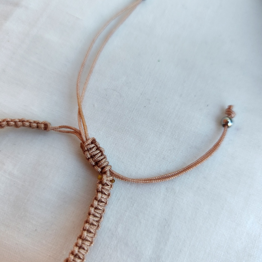 Pulsera Trenzada Beige Triple Charm Flecha (Plateado)