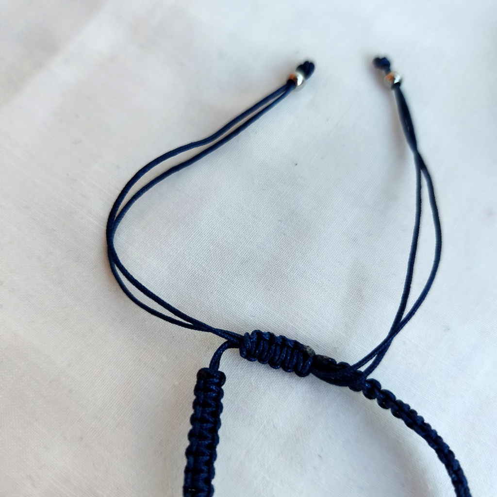 Pulsera Trenzada Azul Marino Triple Charm Flecha (Plateado)