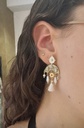 Pendientes Esmalte Piedra y Flecos Blancos Dorado