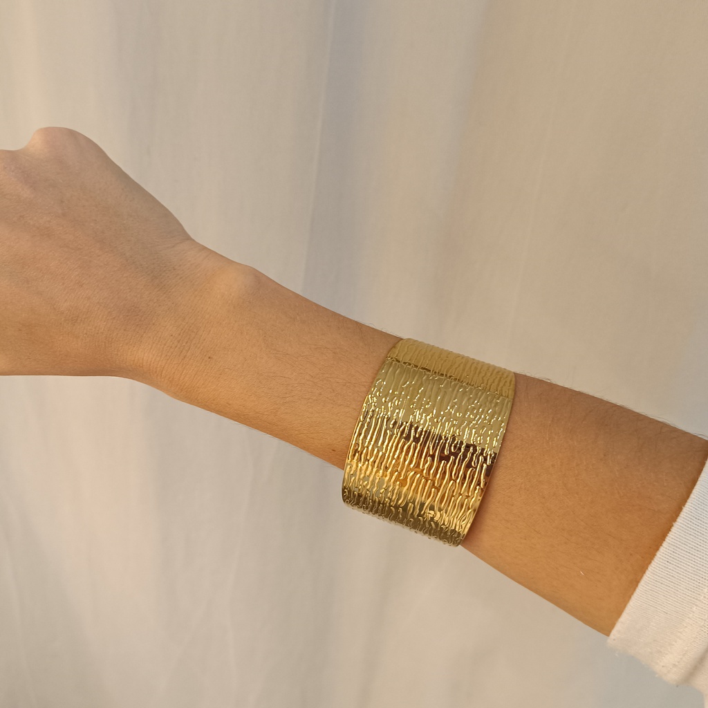 Brazalete Supreme Séxtuple Relieve Dorado