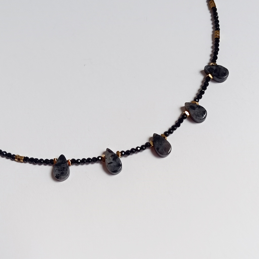 Collar Cadena De Pedrería Negro y Dorado con Piedras