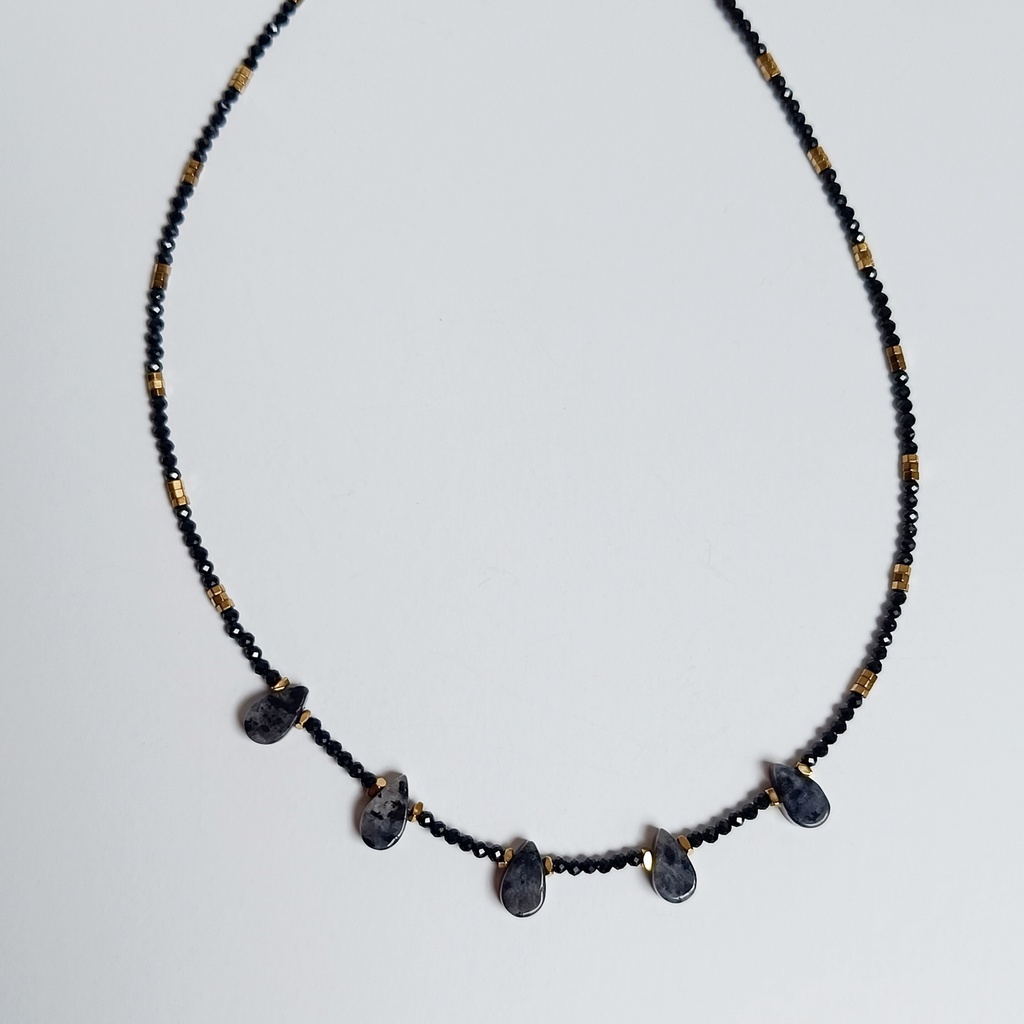 Collar Cadena De Pedrería Negro y Dorado con Piedras