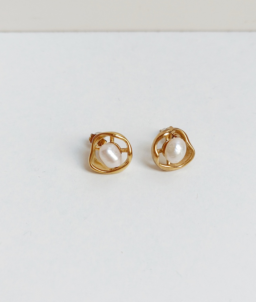 Pendientes Perla En Base Circular Dorado