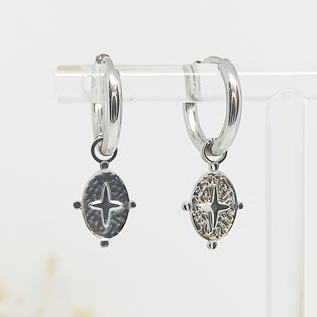 Aritos Charm Extraíble Medalla Cruz Plateado