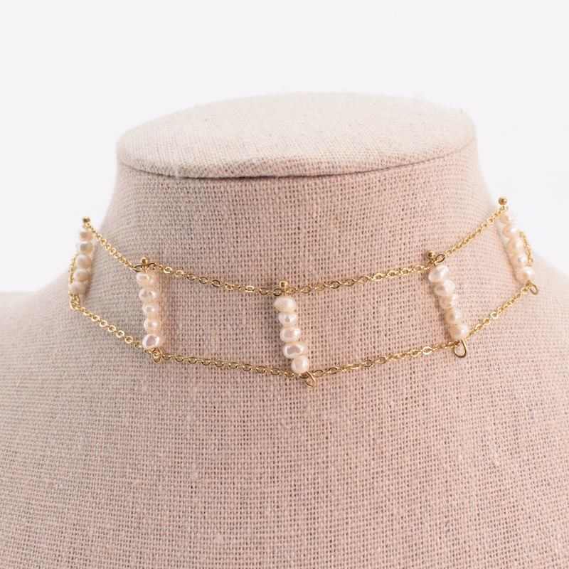 Choker doble con cadena dorada y perlas de rio