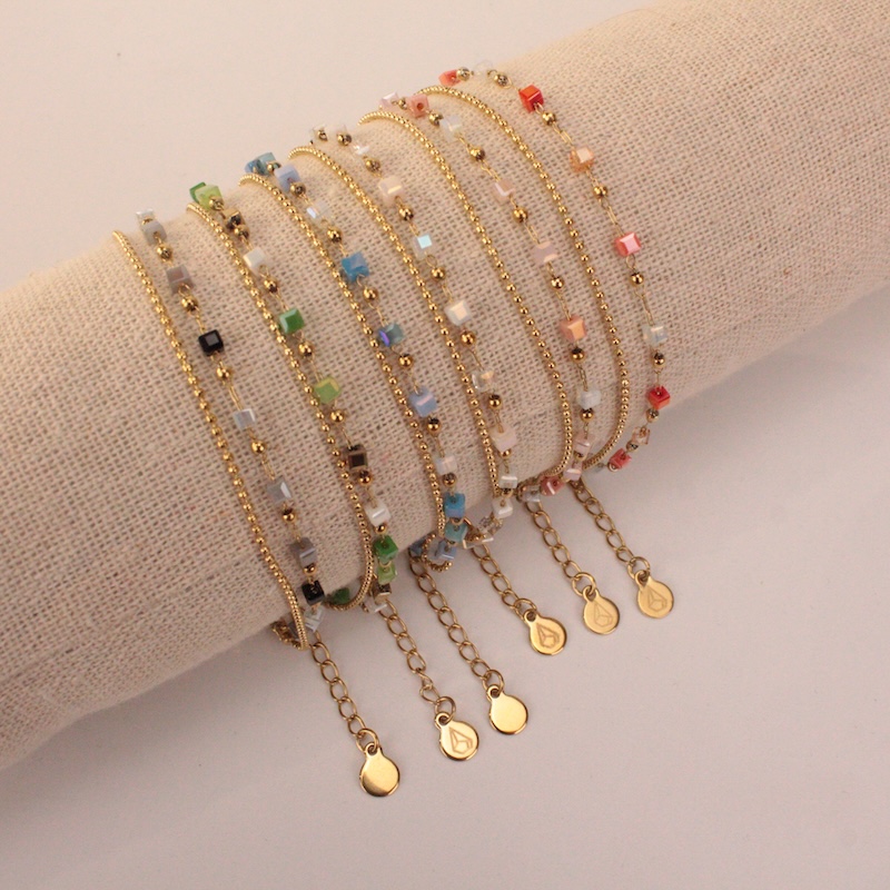 Pulsera dorada con piedras de colores