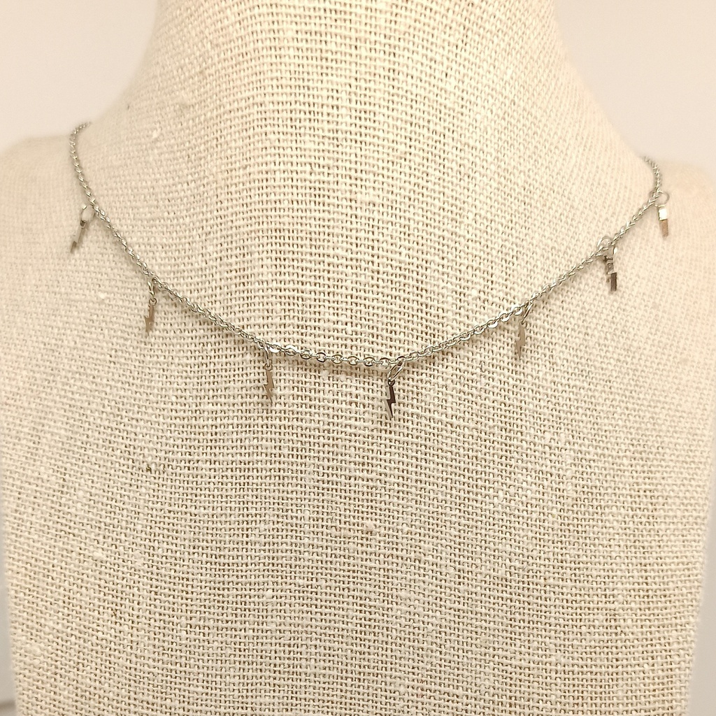 Collar plateado multicharm rayitos