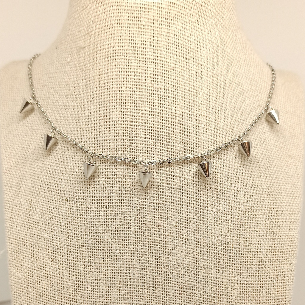 Collar plateado multicharm pinchos