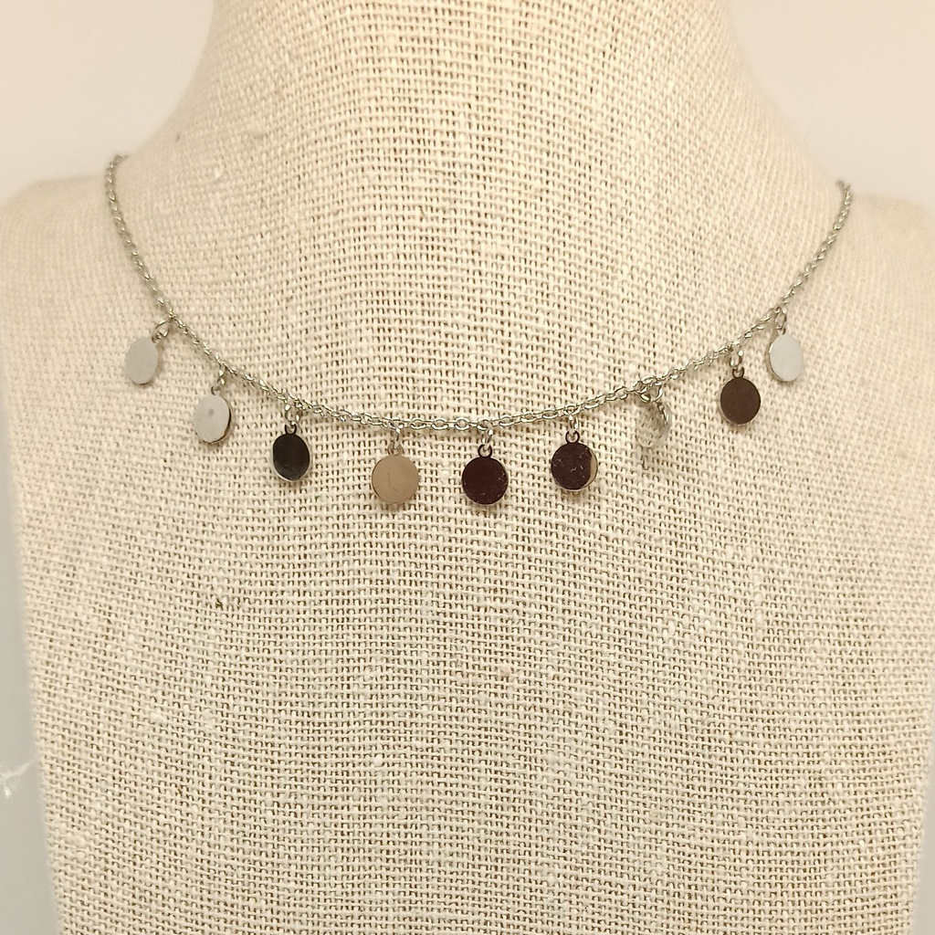 Collar plateado multicharm chapitas