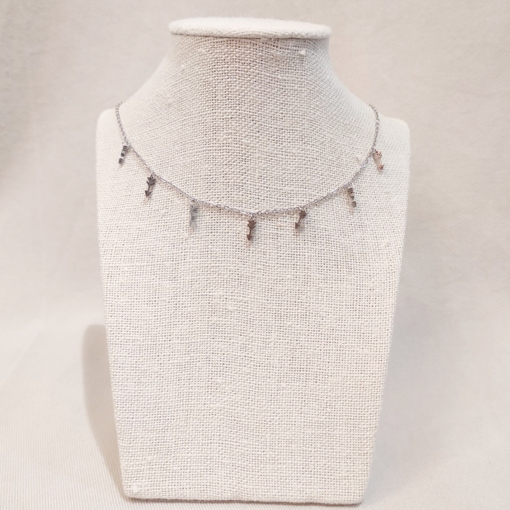 Collar plateado multicharm flechas