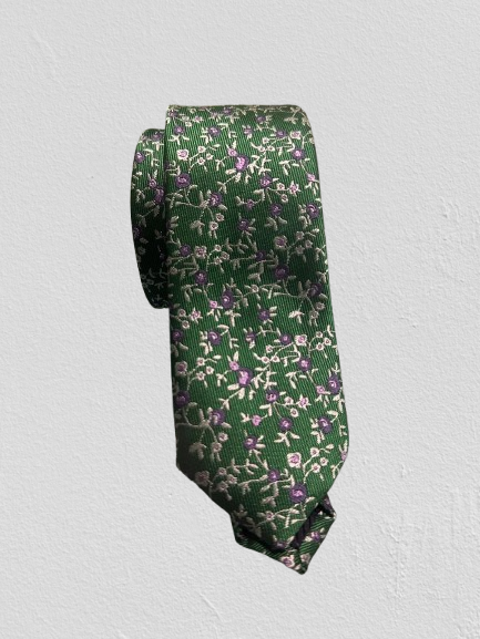 Corbatín verde con flores moradas y blanca