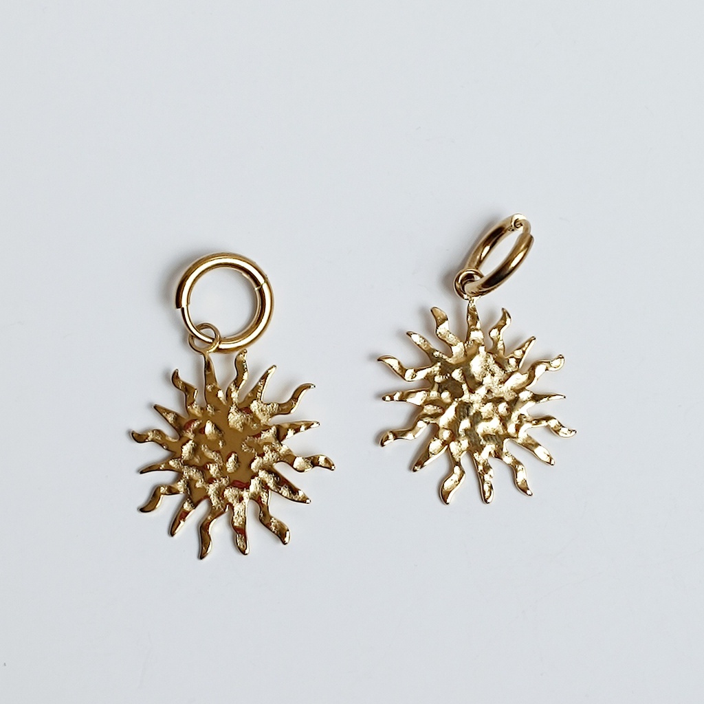 Pendientes Aro Charm Sol Relieve Dorado