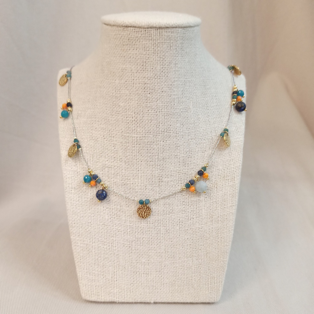 Collar Hilo Cuentas Colores y Charms Piedra Relieves Dorado