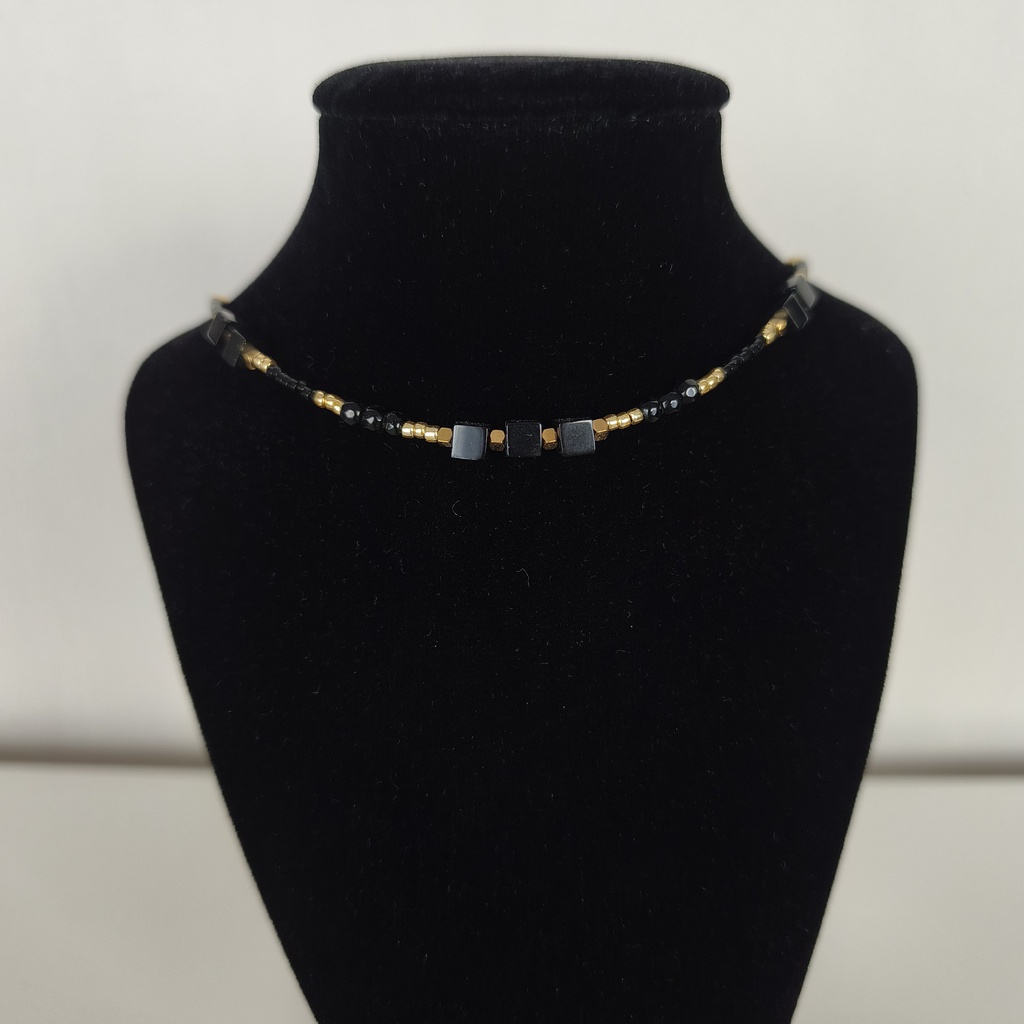Collar Cadena De Pedrería Dorada y Negra