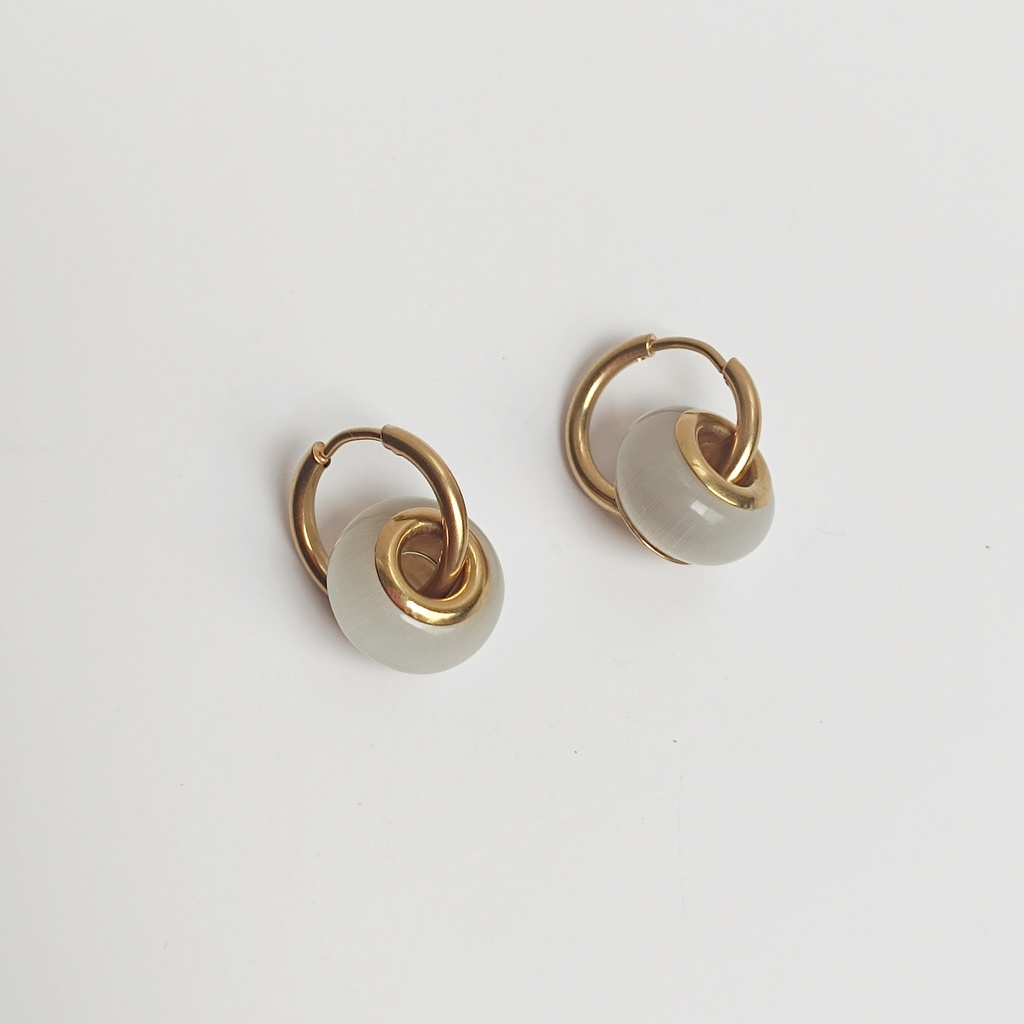 Aros Con Charm Piedra Blanca Dorado