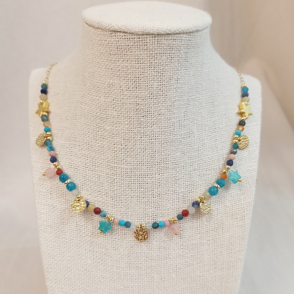 Collar Piedras y Cuentas Multicolor Charms Relieve Dorado