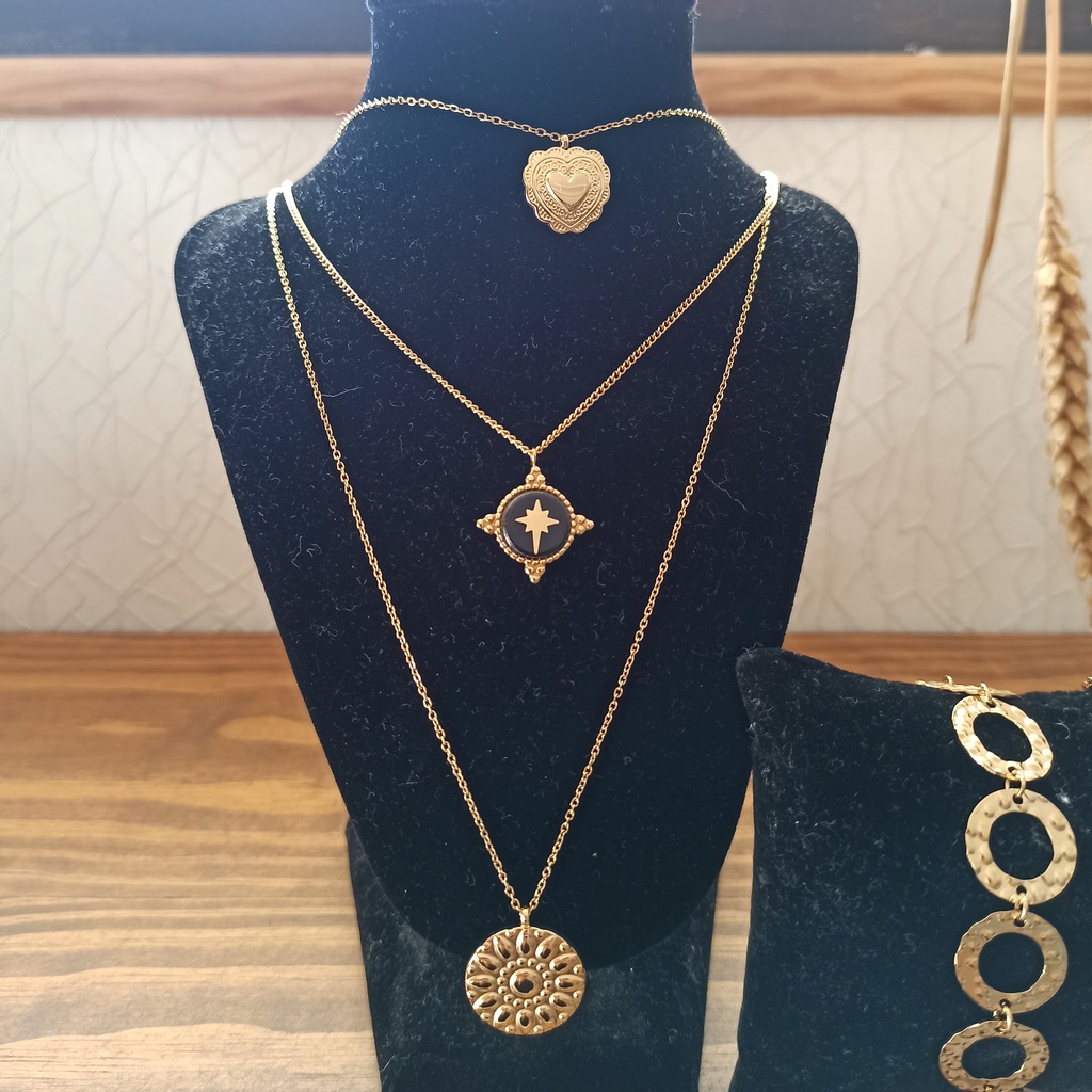 Collar triple dorado, charms corazón, estrella, mandala