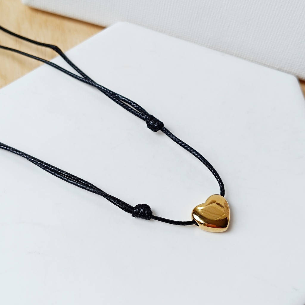 Collar Cordón Negro Corazón Dorado