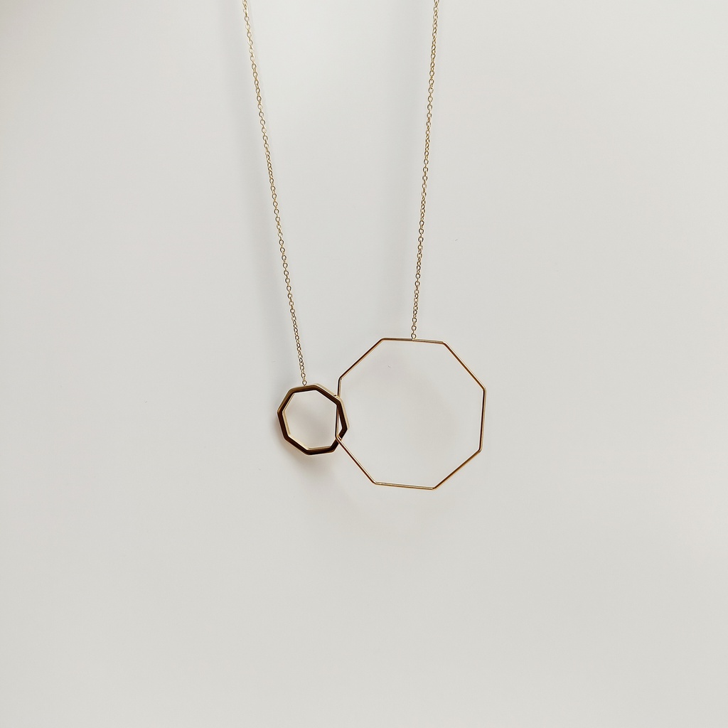 Collar Largo Forma Geo Dos Tamaños Dorado