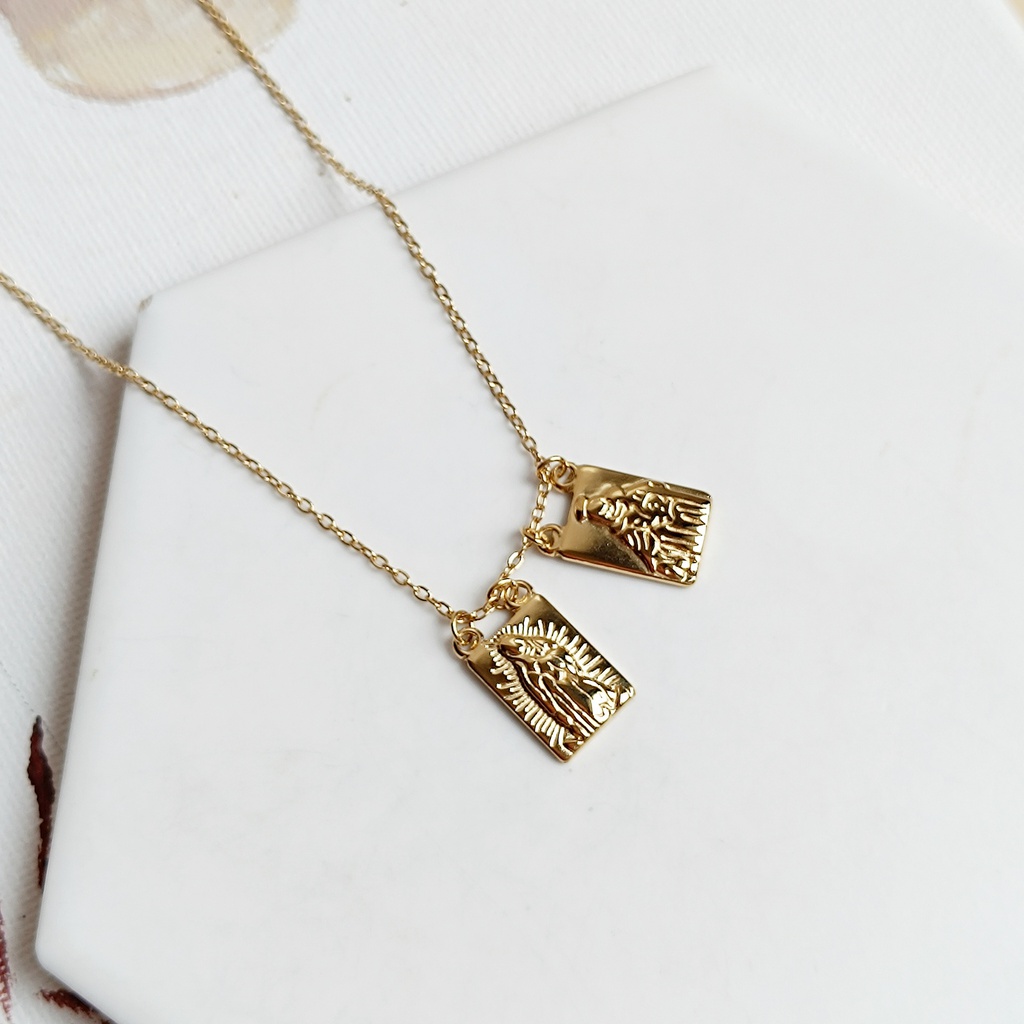 Collar Charm Doble Medalla Virgen Dorado