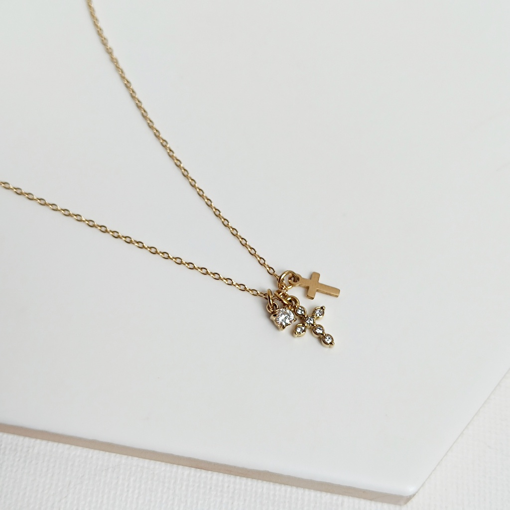 Collar Triple Cruz Circonita Blanca Dorado