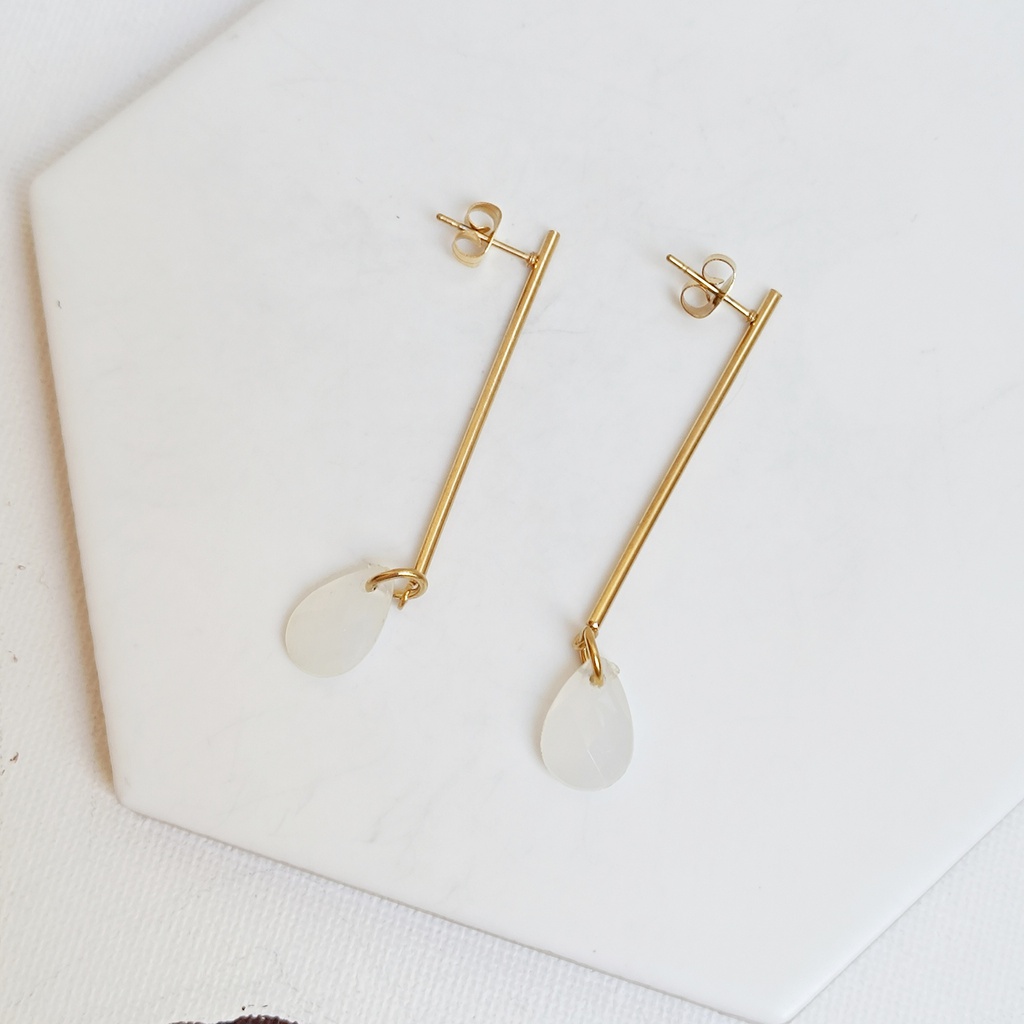 Pendientes Palito Con Gota Blanca Dorado
