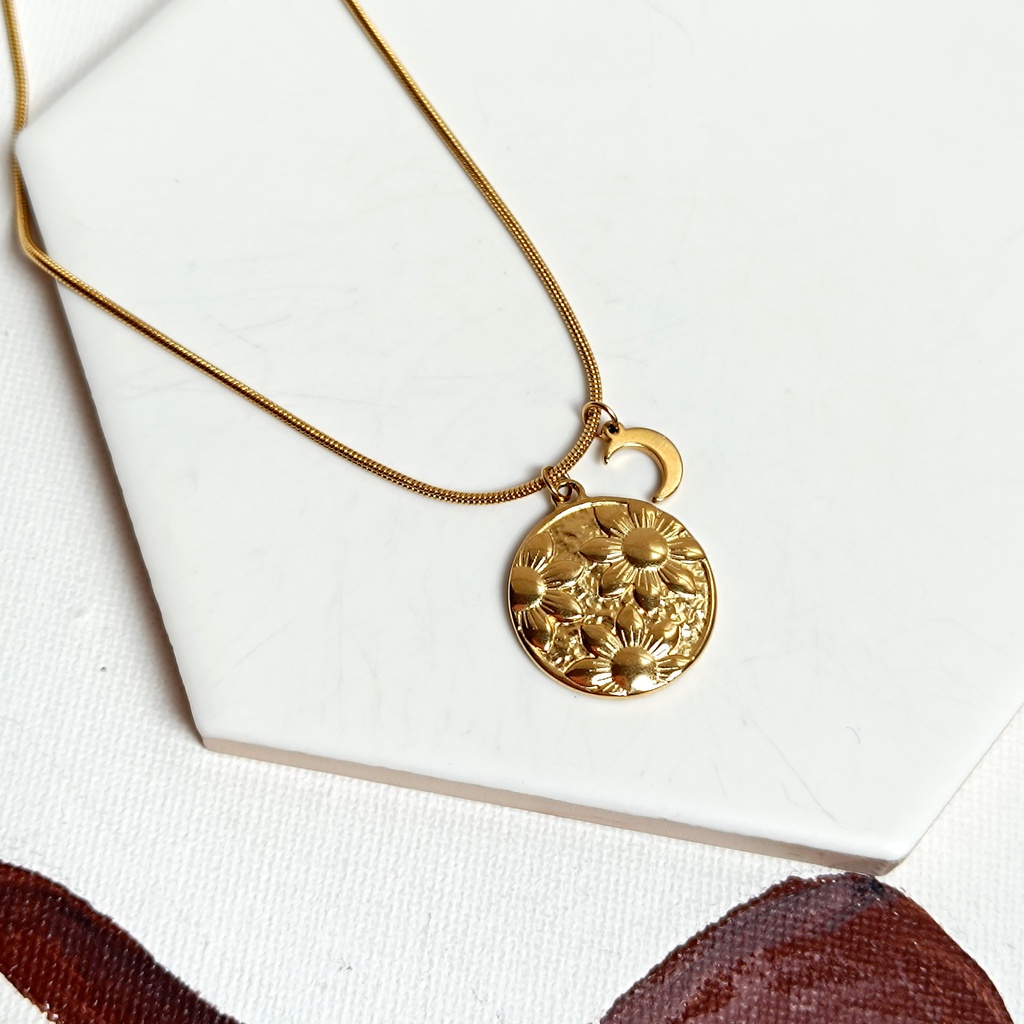 Collar Chapa Textura Flores Y Luna Dorado