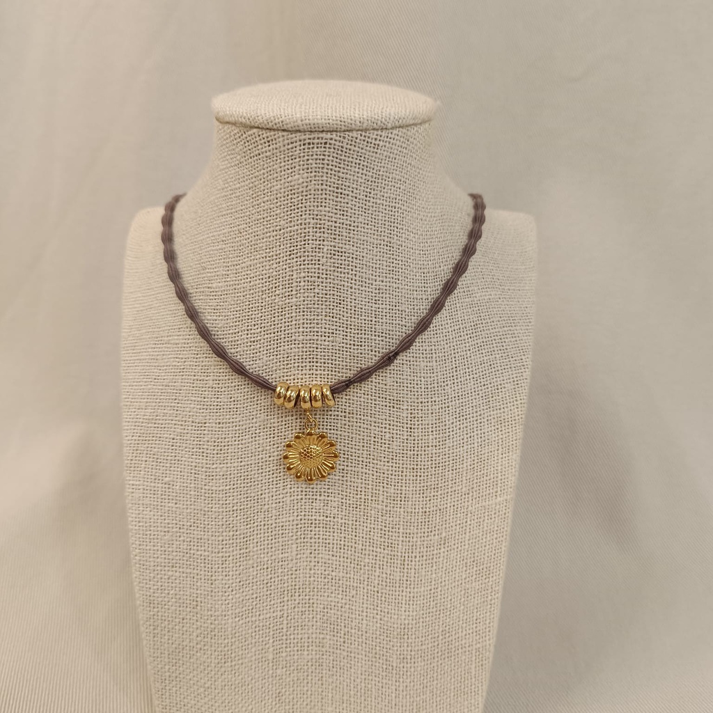 Collar Cordón Flor Relieve Dorado