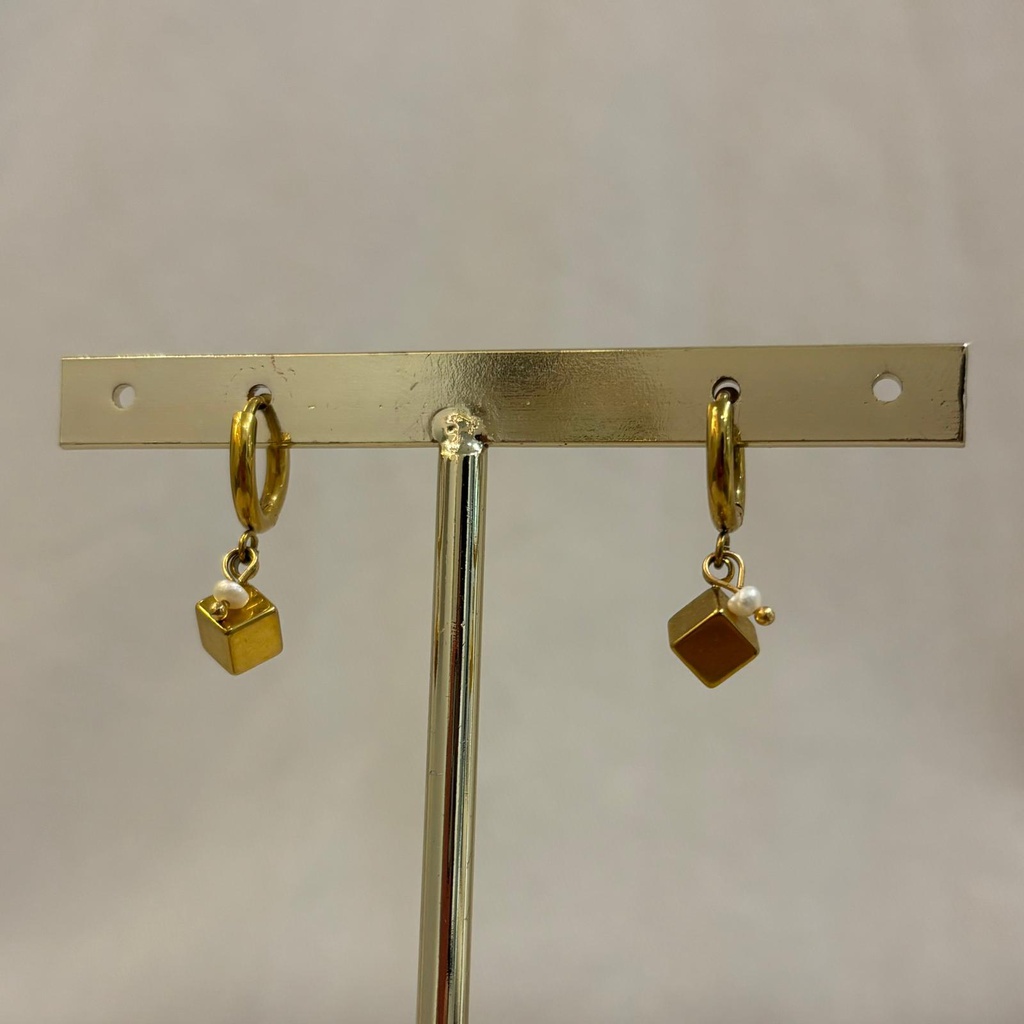 Arito Charm Cubo Con Perla Dorado