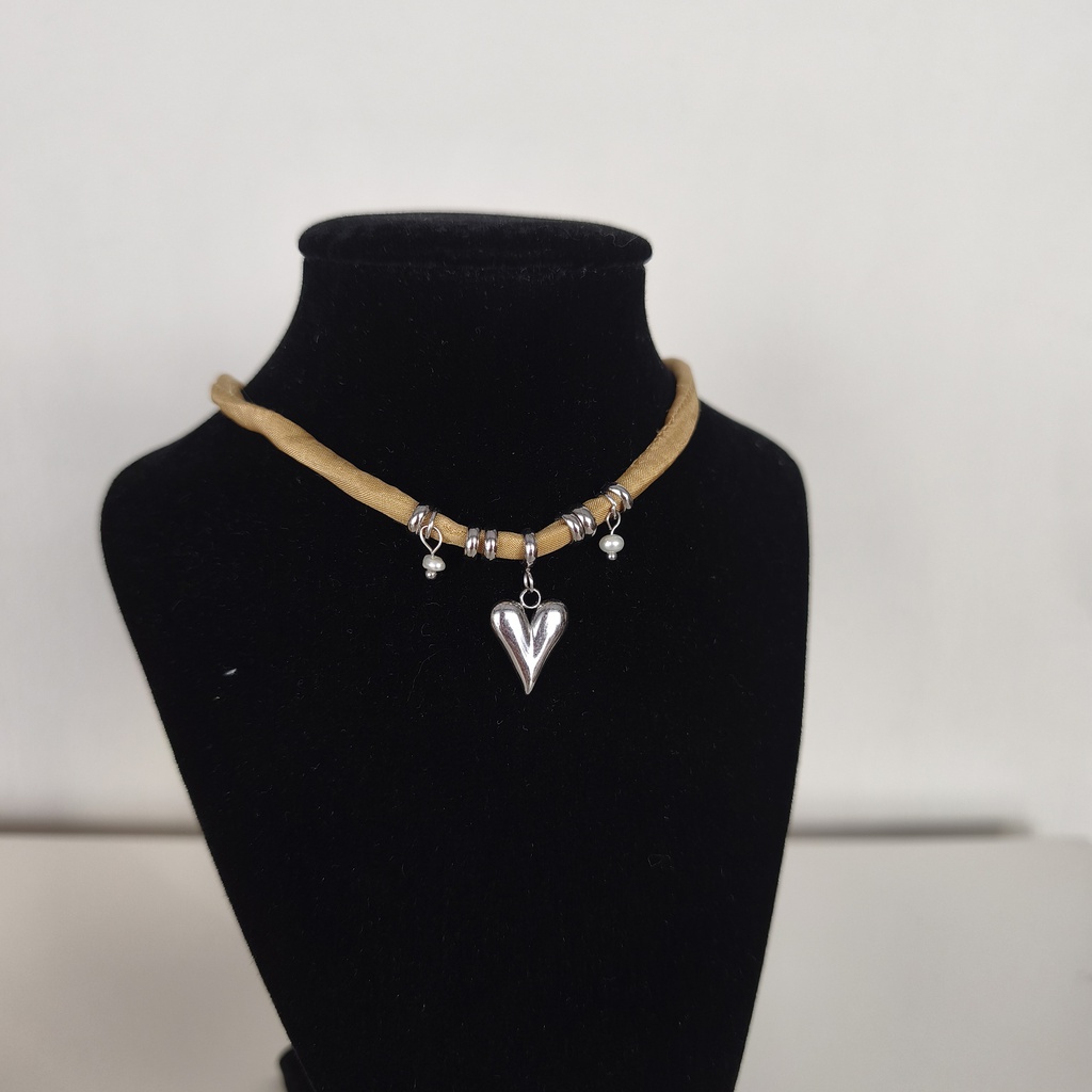 Collar Cinta de Seda Ocre Corazón (Plateado)