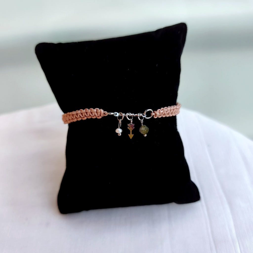 Pulsera Trenzada Beige Triple Charm Flecha (Plateado)
