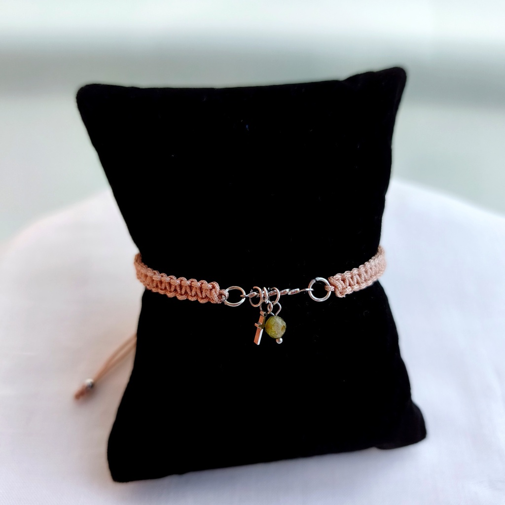 Pulsera Trenzada Beige Doble Charm Cruz (Plateado)