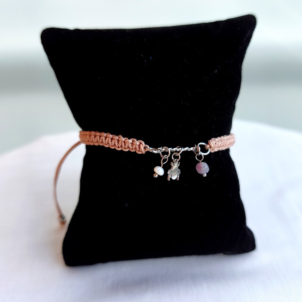 Pulsera Trenzada Beige Doble Charm Escarabajo (Plateado)