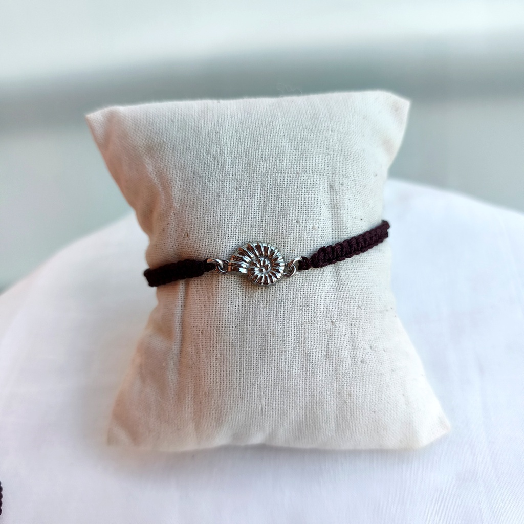 Pulsera Trenzada Marrón Caracola (Plateado)