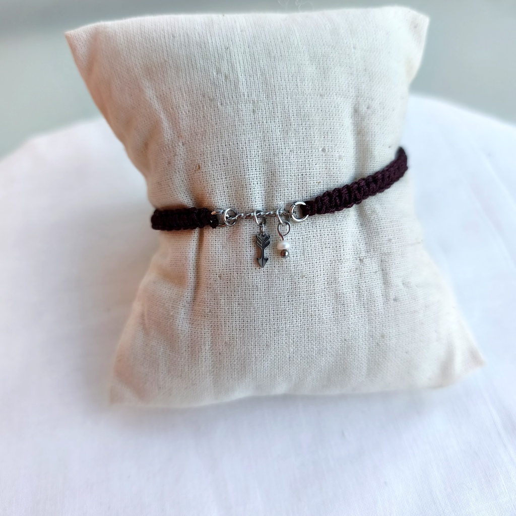 Pulsera Trenzada Marrón Triple Charm Flecha (Plateado)