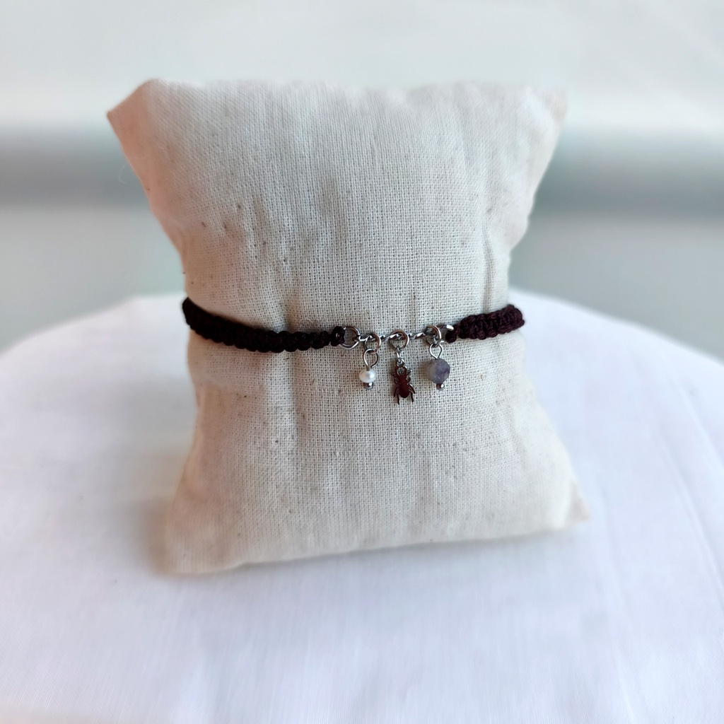 Pulsera Trenzada Marrón Triple Charm Escarabajo (Plateado)