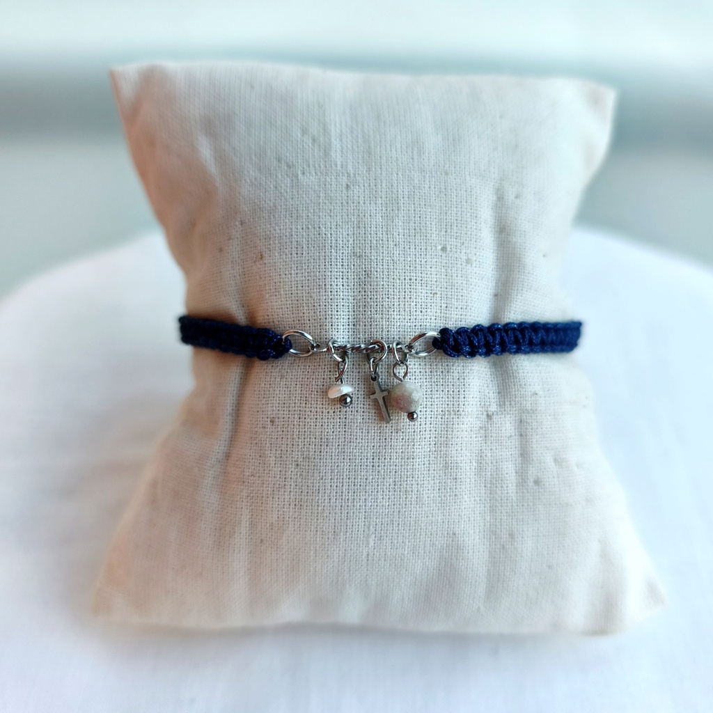 Pulsera Trenzada Azul Marino Triple Charm Cruz (Plateado)