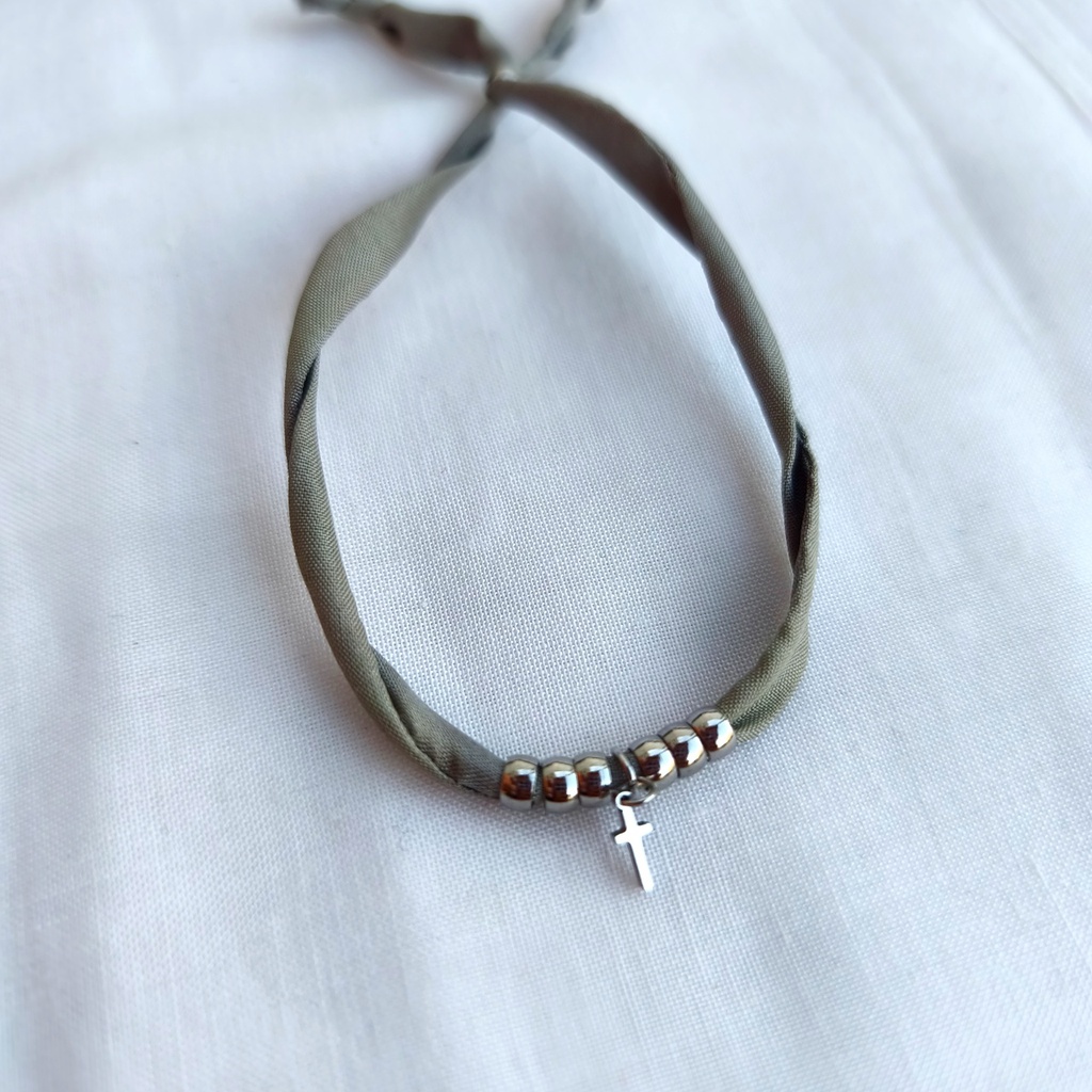 Pulsera Seda Gris Cruz (Plateado)