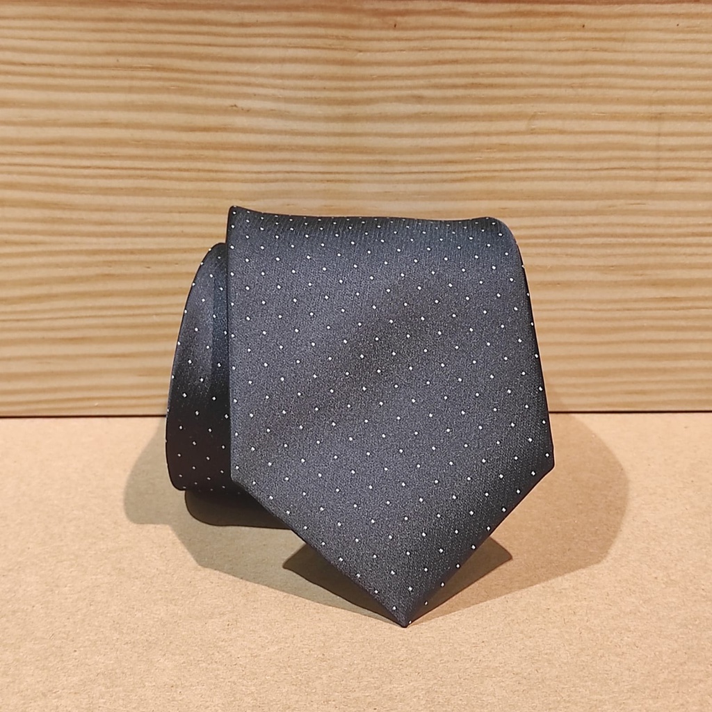 Corbata negra topos blancos pequeños