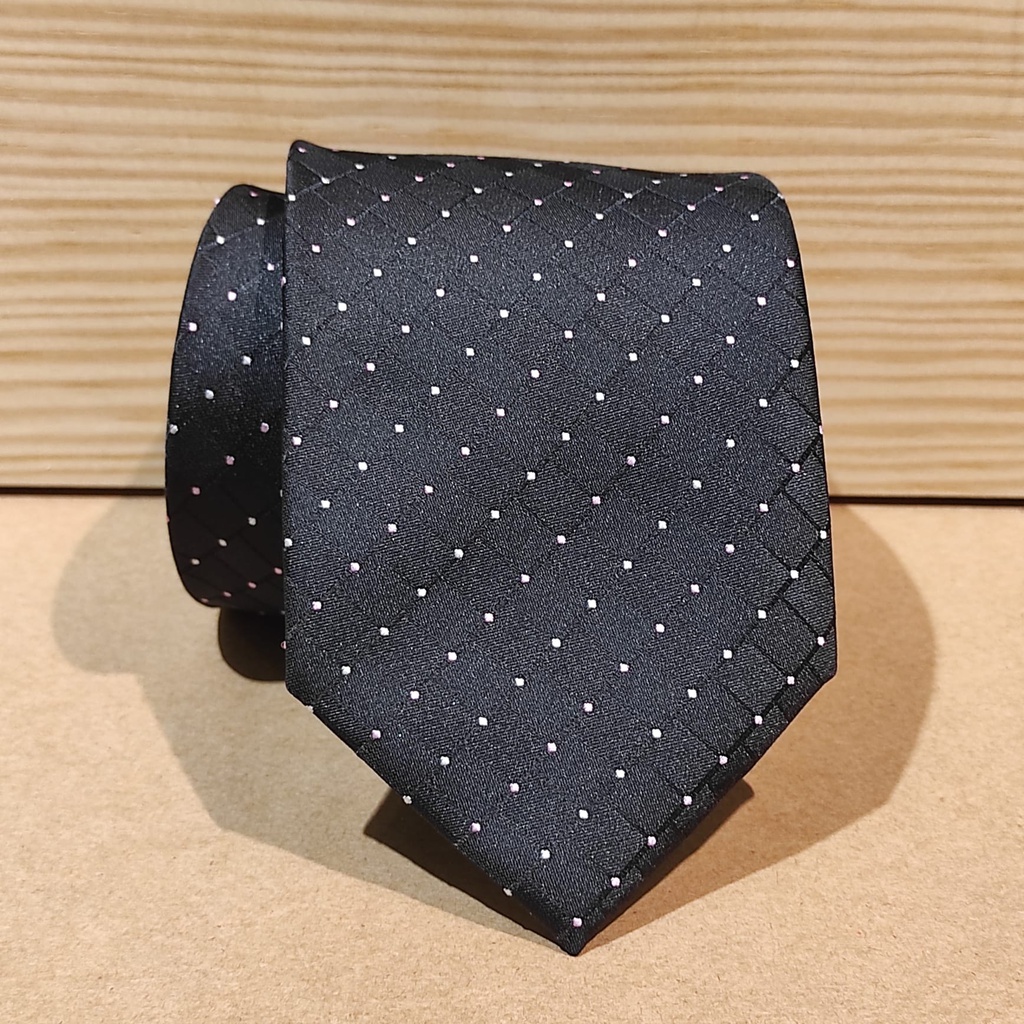 Corbata negra con topos combinados blancos y rosa