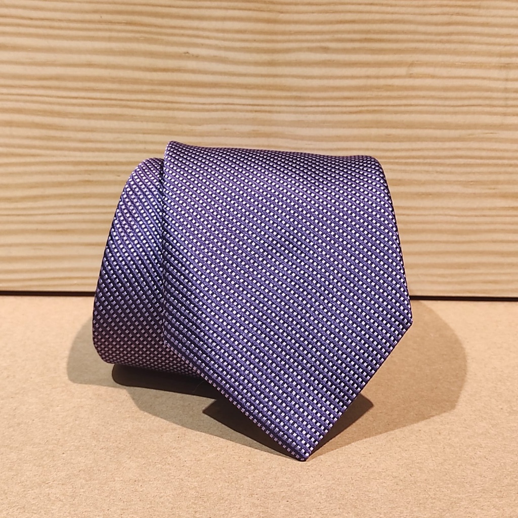 Corbata morado oscuro con cuadraditos lavanda en diagonal