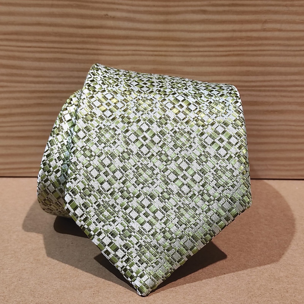 Corbata verde claro con motivos geométricos