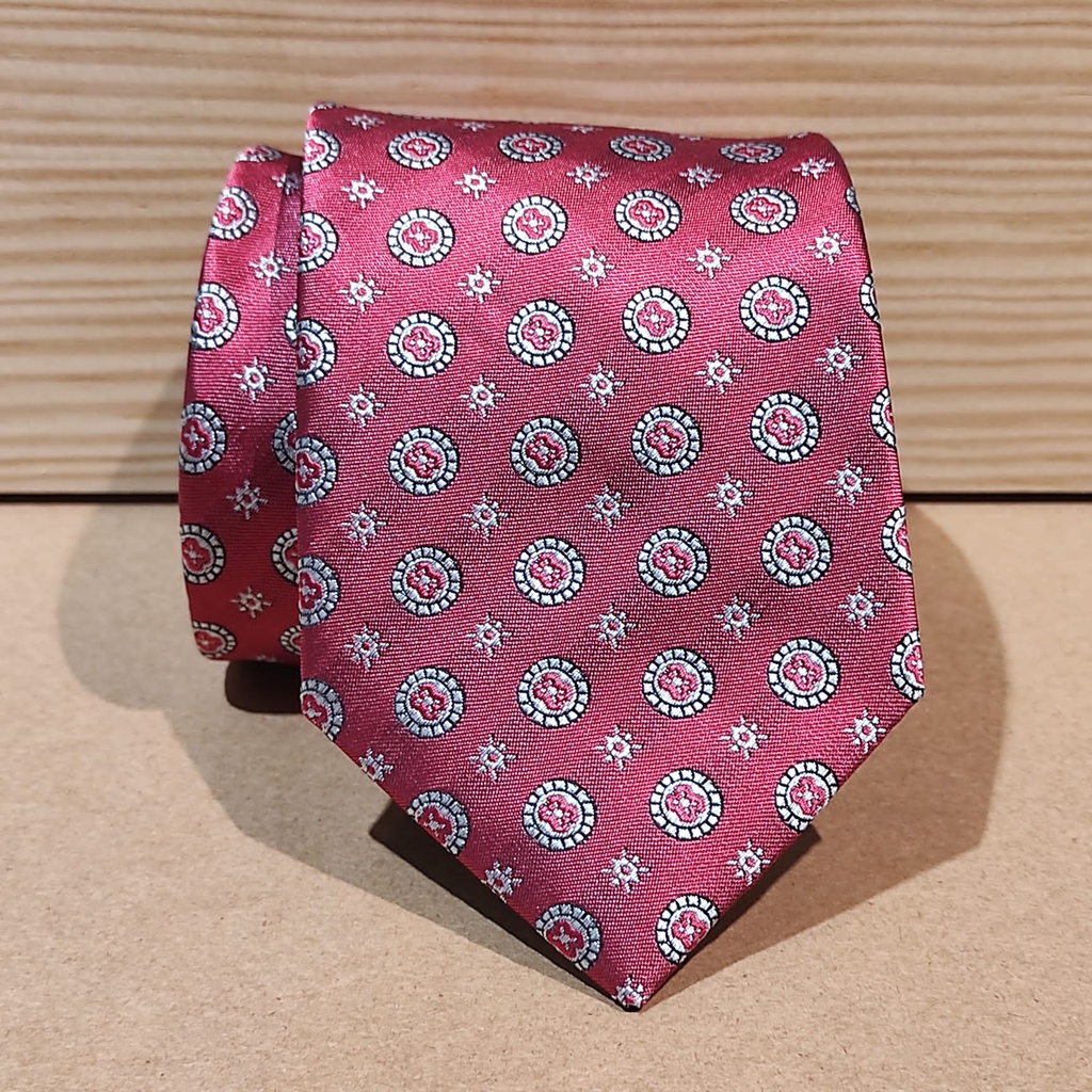 Corbata roja con motivos geométricos en plata