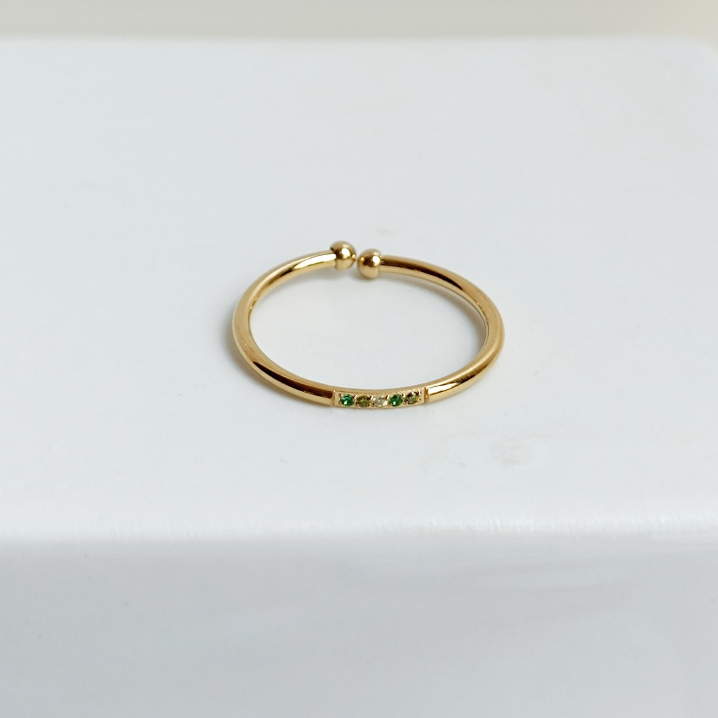 Anillo Fino Cinco Circonitas Verdes Dorado