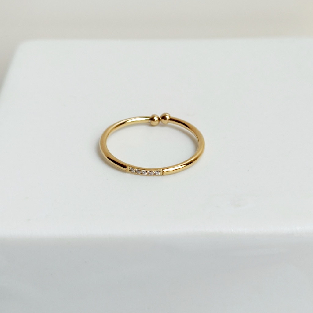 Anillo Fino Cinco Circonitas Blancas Dorado