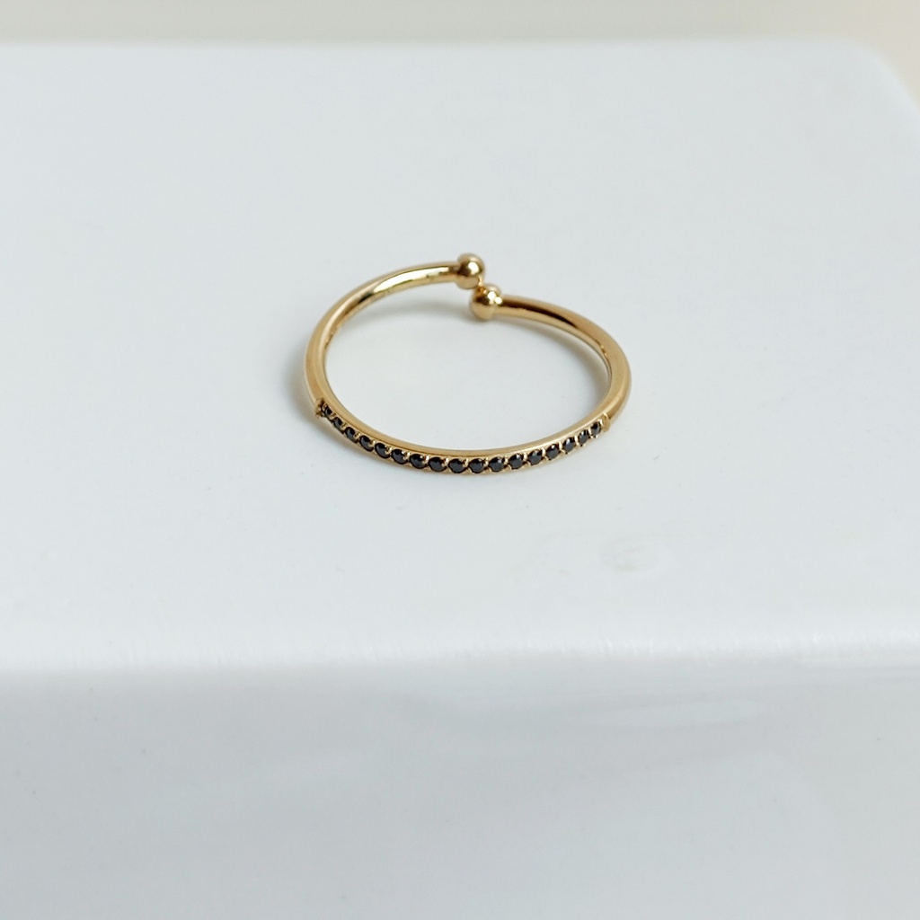 Anillo Fino Múltiples Circonitas Negras Dorado