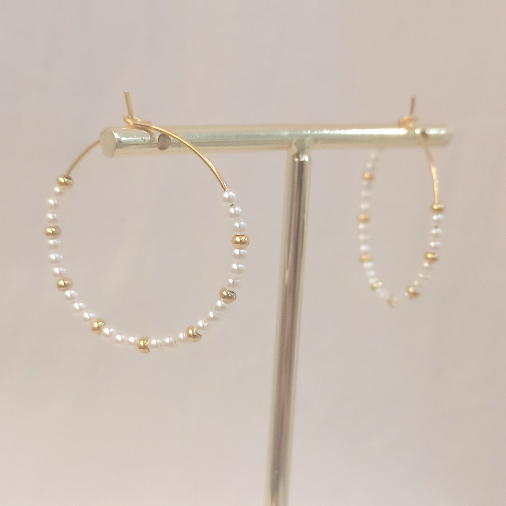 Pendientes Aros Cuentas Blancas y Doradas