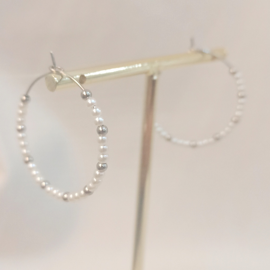 Pendientes Aros Cuentas Blancas y Plateadas