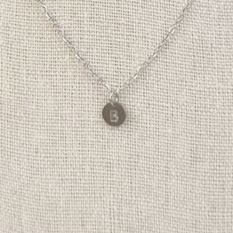 Collar Inicial Plateada Chapita Redonda Letra &quot;B&quot;